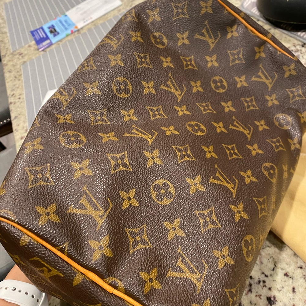 Speedy 30 authentic, comes w/ the dust bag and key 🔐, 💯 authentic !